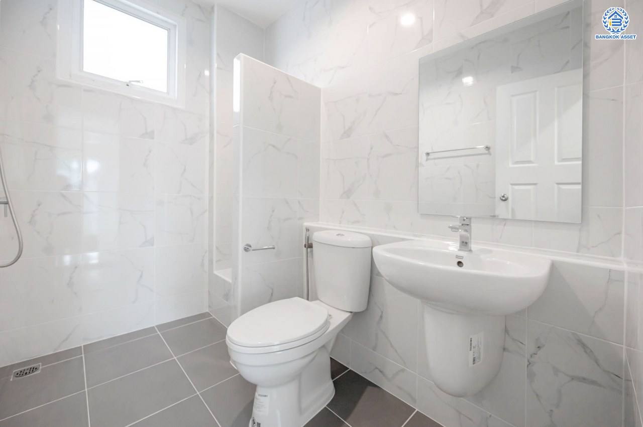 บ้านมือสองตกแต่งใหม่ โครงการ บ้านอาภา2 ปิ่นเกล้า-สวนผัก เนื้อที่ 61 ตร.ว. ฟังก์ชัน 3 ห้องนอน 3 ห้องน้ำ จอดรถได้ 2 คัน บนทำเลเดินทางสะดวก เชื่อมต่อหลายเส้นทาง ใกล้รถไฟฟ้าสายสีแดง "สถานีบางบำหรุ"